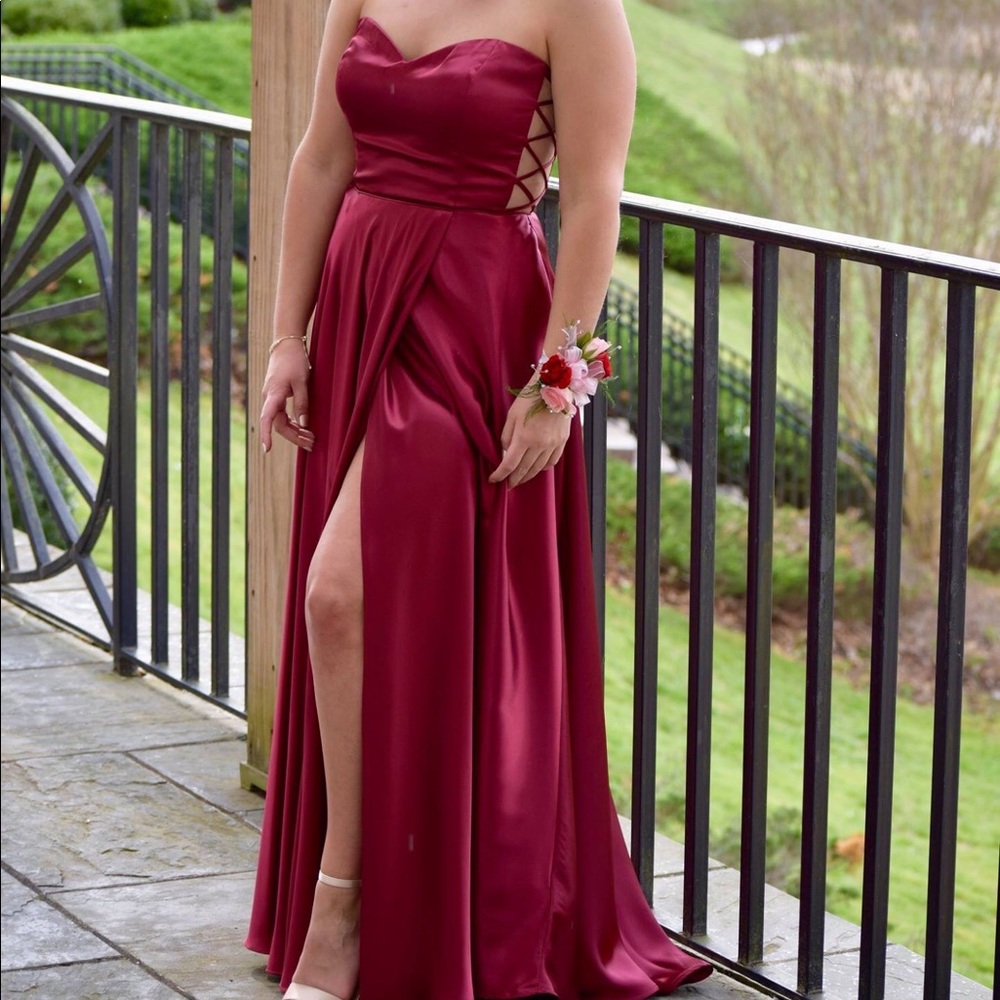Size 9 Burgundy / Maroon Blondie Nites Prom/Bridesmaid Dress with pockets EUC